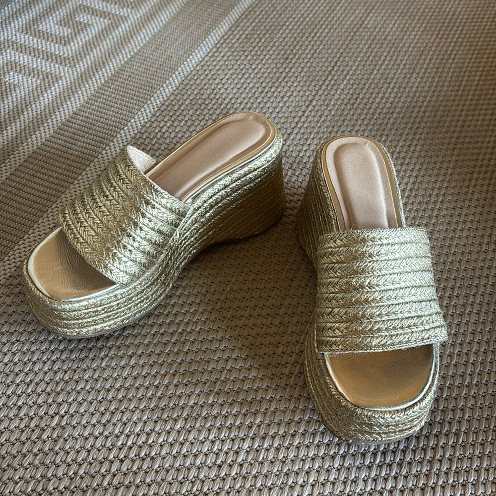 Gold macrame wedges marked size 6 but fit more like 6.5